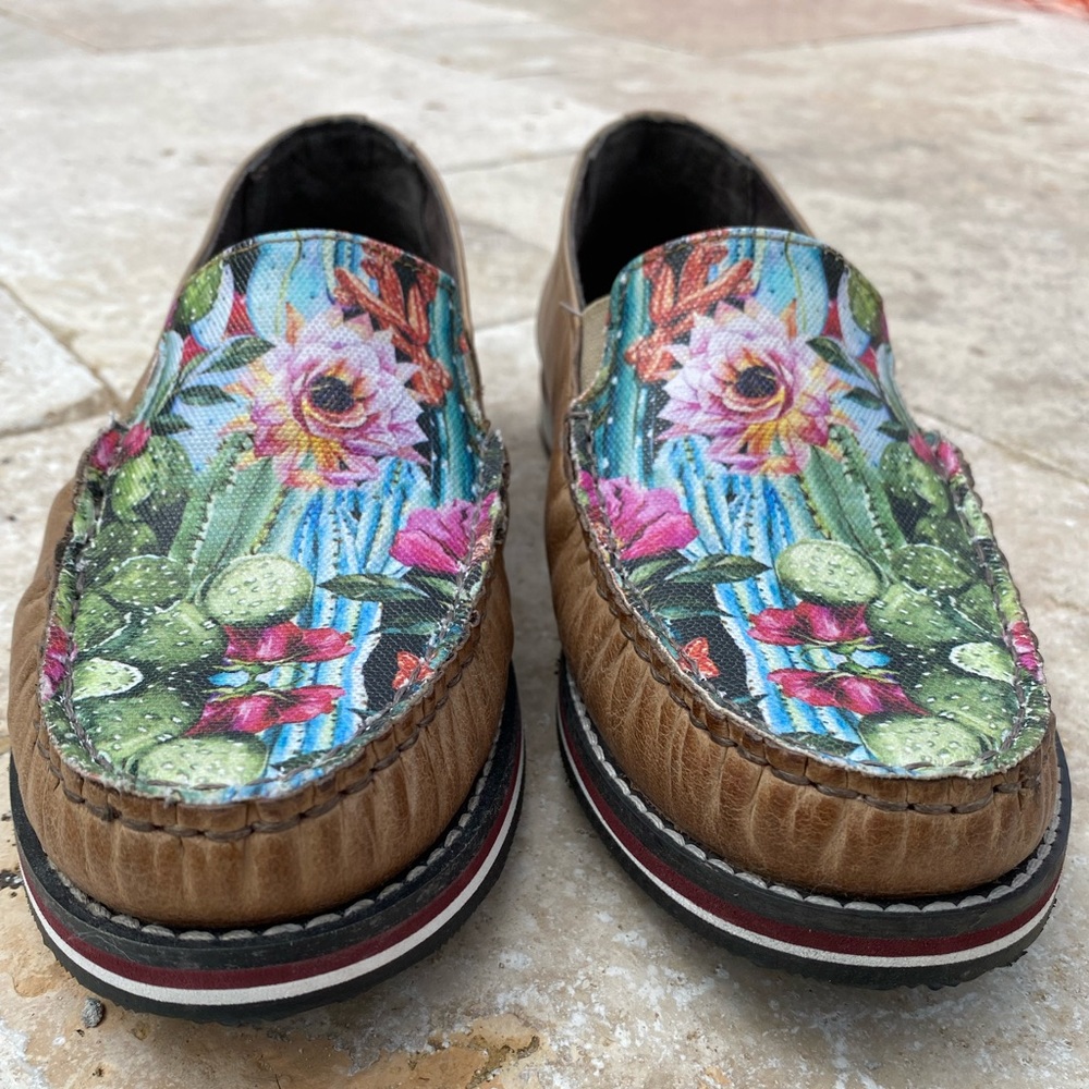Roper Leather Moccasin w/ Cactus print Women’s size 6 shoe